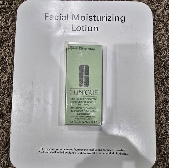 CLINIQUE DRAMATICALLY DIFFERENT MOISTURIZING LOTION WITH PUMP 4.2oz/125ml New - Picture 2 of 3